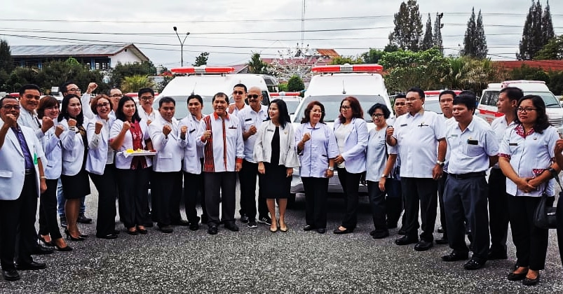 bupati karo Terkelin didampingi OPD terkait melakukan pemotongan pita ditandai  pengecekan kesiapan  ambulance bantuan dari kemenkes RI sebanyak 17 unit untuk puskesmas, sudah dapat dioperasikan  dan bupati karo mengemudikan salah satu kendaraan ambulance BK 1988 J keliling kota berastagi dan Kabanjahe.(TO/ist)