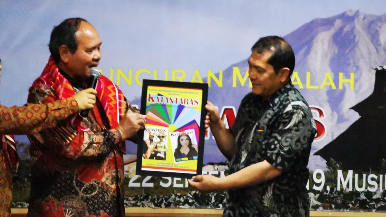 Bupati karo Terkelin Brahmana menerima majalah Katantaras Usai launching oleh Nelson Barus mewakili Redaksi