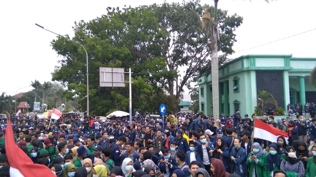 Ribuan Mahasiswa Bengkulu Kepung DPRD