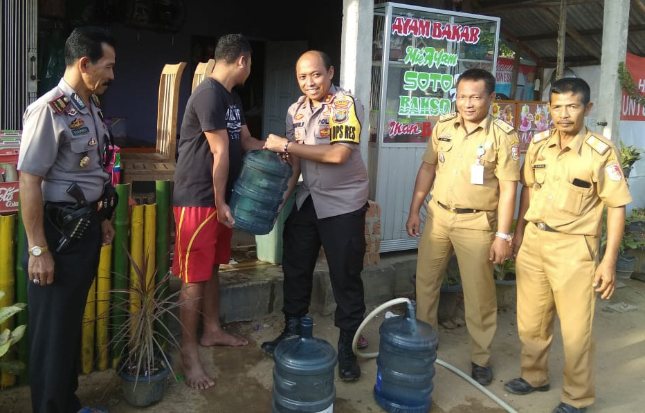 Polres Tulang Bawang Bagikan Ribuan Liter Air Bersih di Dua Kampung
