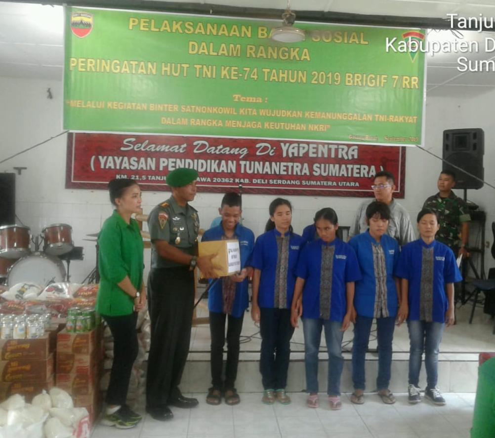 Danbrigif 7/RR Kolonel Inf Agustatius Sitepu SSos didampingi ketua persit Brigif 7 /RR Ny Ester Monika Rehulina Agustatius Sitepu anjangsana ke Panti Asuhan dalam rangka menyambut HUT TNI Ke 74 di Galang
