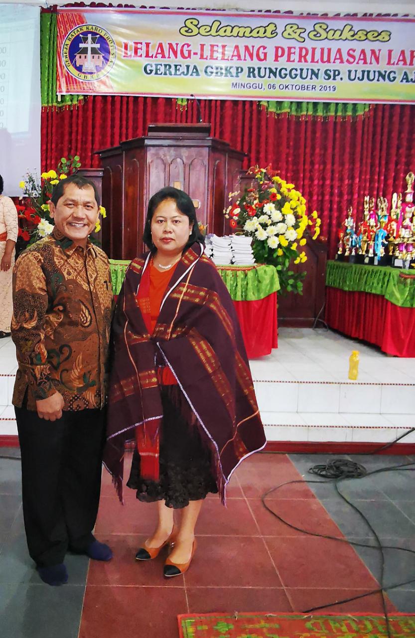 Bupati karo Terkelin Brahmana  foto  bersama Nursiti Br Sembiring peraih lelang tertinggi senilai 10 juta  kain Jongkit Corak baru