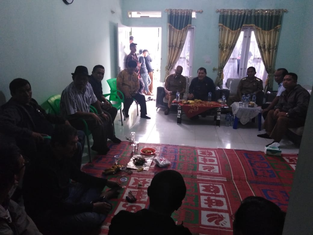 bupati karo Terkelin Brahmana didampingi OPD berkunjung ke desa Batukarang, dan disambut warga Ramli Bangun dan Kepala desa Roin Andreas Bangun
