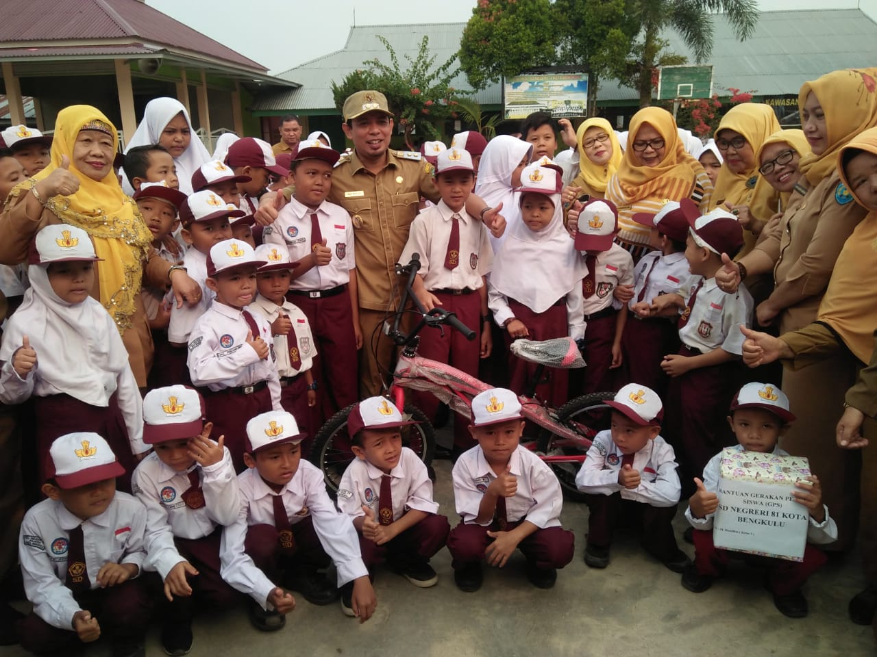 Wawali dan Kadisdikbud Bagikan Bantuan GPS