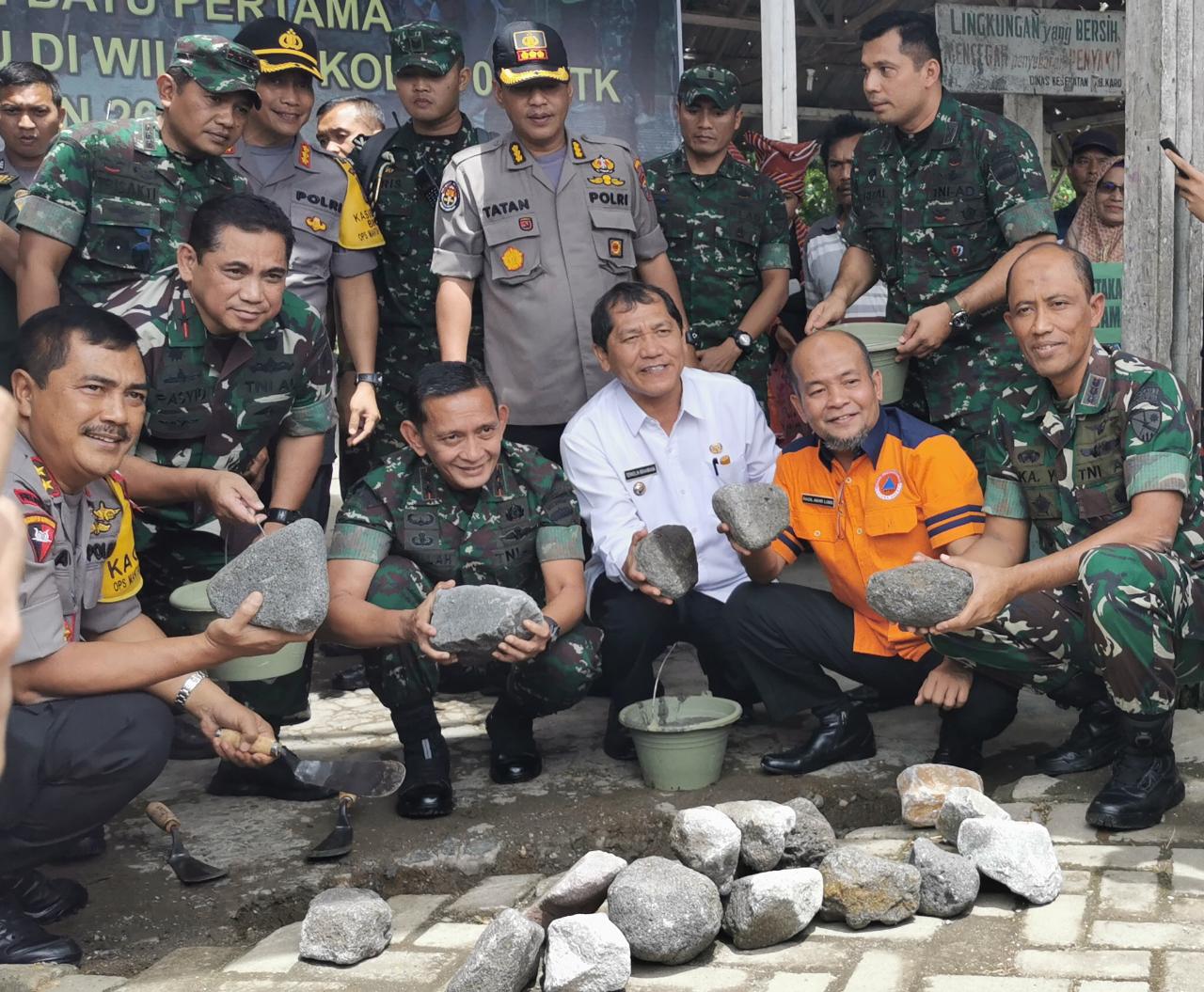 peletakan batu pertama perbaikan rehab  jambur  di Tiga Pancur sebagai perwakilan dari 5 jambur desa