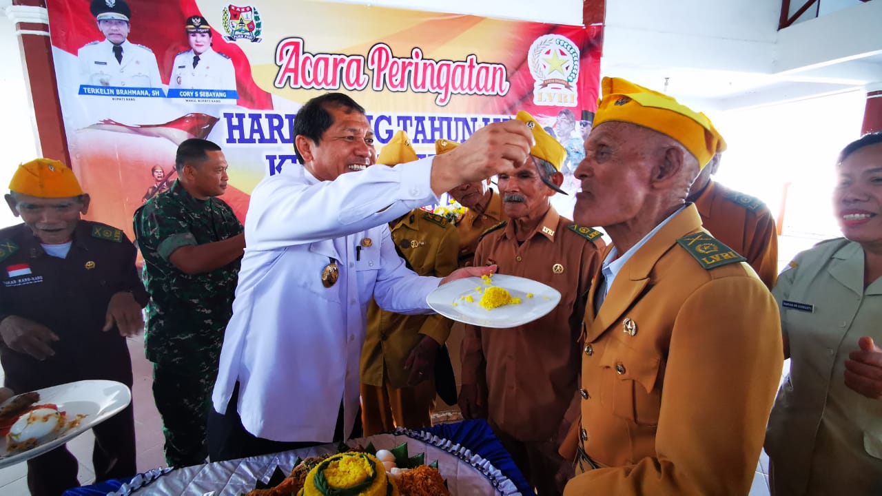 Bupati Karo Terkelin Brahmana suapi veteran LVRI kabupaten Karo dalam rangka Hari Ulang Tahun (HUT) Legiun Veteran Republik Indonesia (LVRI) ke-62 tahun