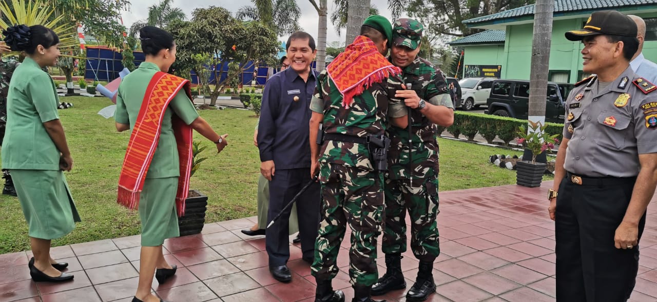 Bupati karo Terkelin Brahmana bersama Dandim 0205 /TK Letkol Inf Taufik Rizal menyambut kedatangan Danbrigif 7 /Rimba Raya Kolonel Inf Agustatius Sitepu didampingi danyonif 125/Smb Letkol Inf Anjuanda Pardosi dalam rangka Kunjungan kerja ke Markas Batalion Yonif 125/Smb di Kabanjahe