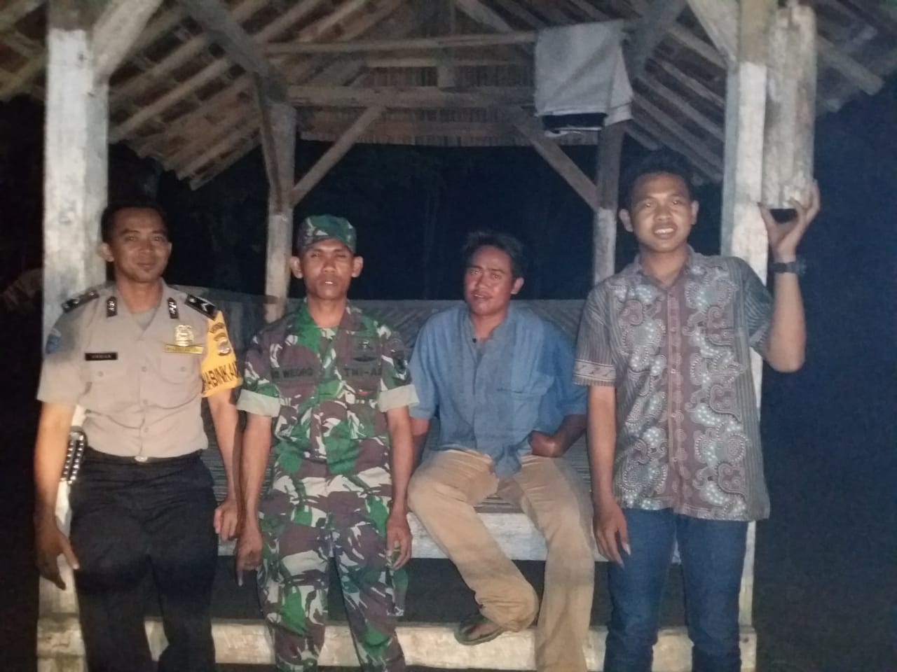 Babinsa Cek Ronda Malam di Desa Muara Tenang