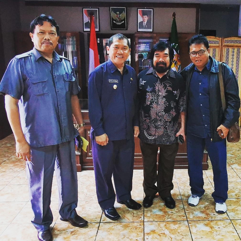 Mantan Anggota DPR RI H Serta Ginting dan Jhon Modal Pencawaan saat Berdialog dengan Bupati Karo Terkelin Brahmana di Ruang Kerjanya