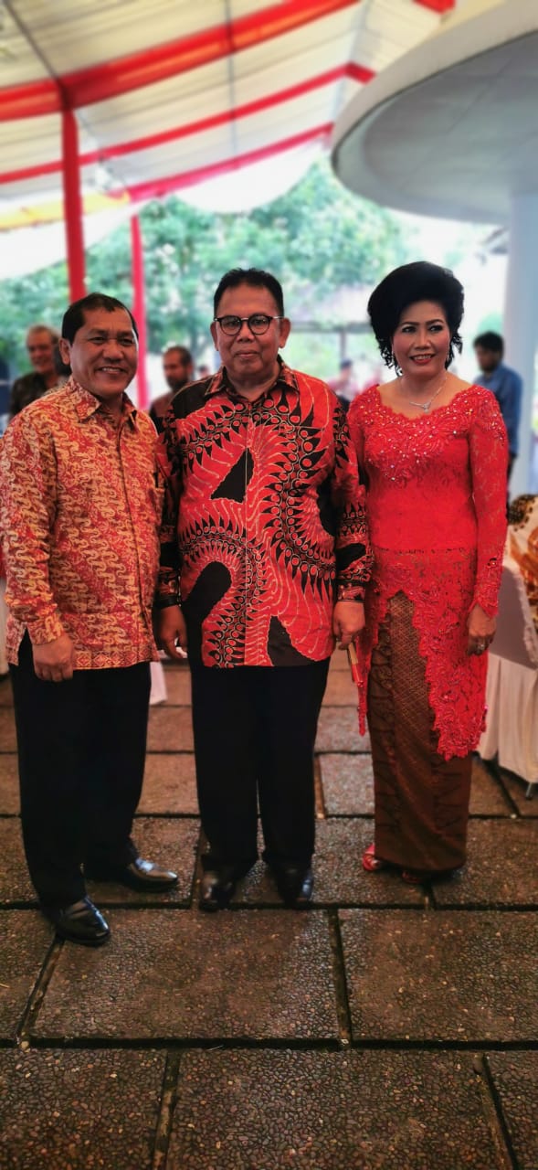Bupati Karo Terkelin Brahmana foto bersama Ketua DPRD sumut Baskami Ginting didampingi istri saat acara syukuran pelantikan Ketua DPRD Sumut di Komplek Tasbih Indah I Blok RR No 29 Medan Dok