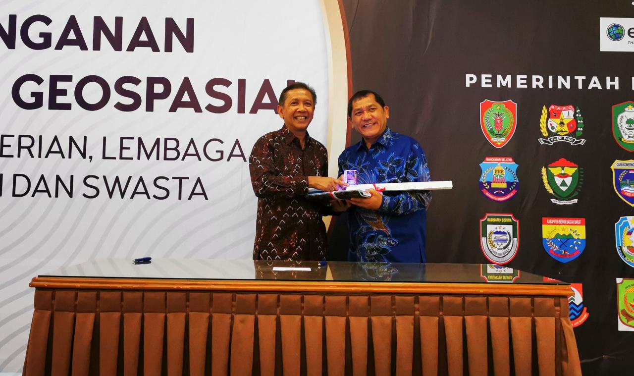 Bupati Karo Terkelin Brahmana melakukan penandatanganan MoU dengan BIG dengan 3  Kementerian/ lembaga 16 pemda dan 1 pihak swasta di Cibinong Jakarta - Bogor