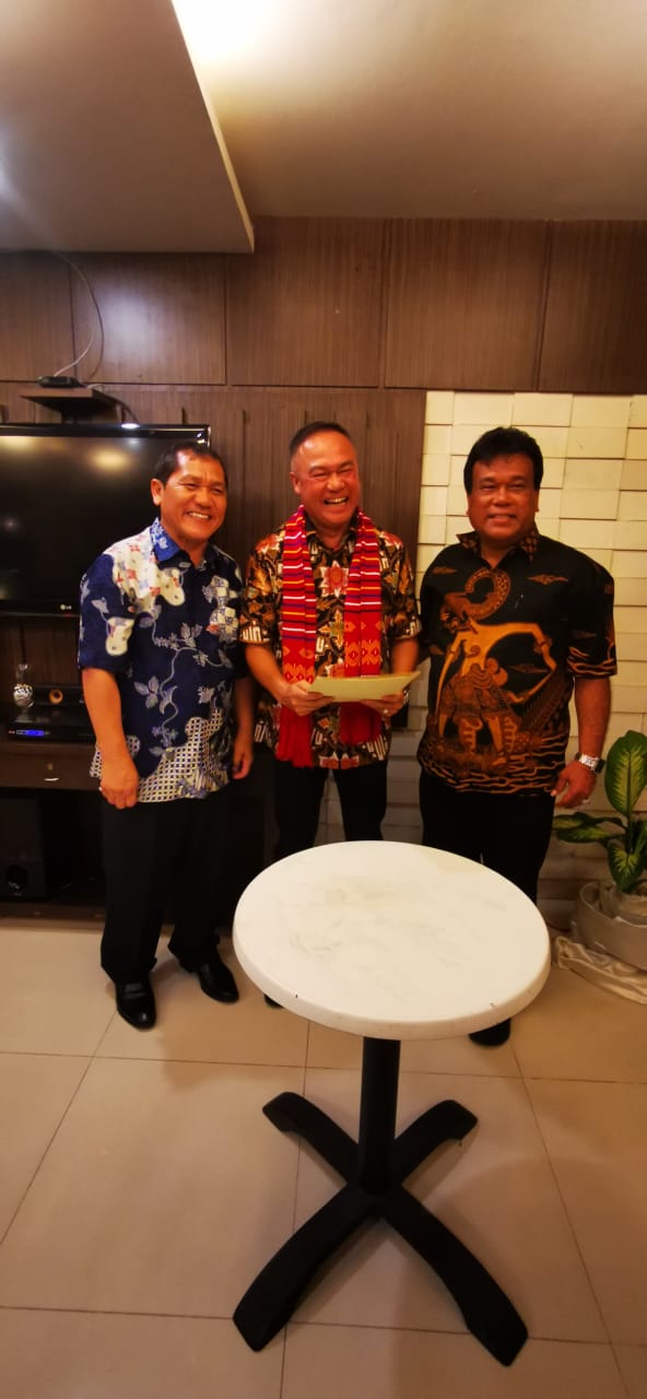 Bupati karo Terkelin Brahmana sebagai saksi dalam serah terima kepengurusan Emaka Ban dari pengurus lama (Agustin Pandia) kepada pengurus baru  (vespa Conggo S Meliala) di Gedung Kenanga Medan