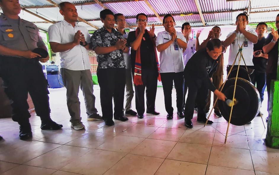 Bupati Karo Terkelin Brahmana didampingi Kepala Bidang P2M BNN Provinsi Sumatera Utara Drs Tuangkus Harianja MM dan Kepala BNNK Karo AKBP Heppy karo karo melakukan pemukulan Gong desa Bersinar