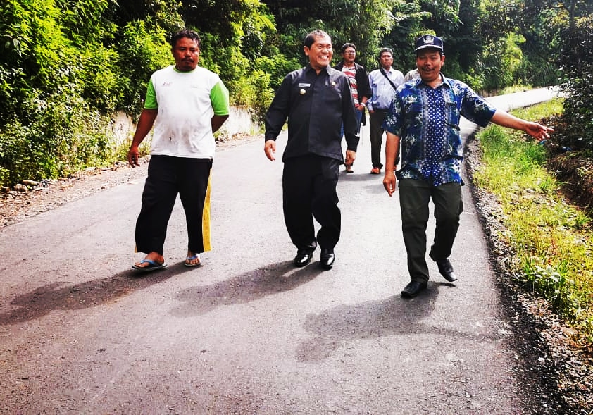 Bupati Karo Terkelin Brahmana didampingi Plt PUPR Paksa Tarigan dan warga setempat saat meninjau Jalan Alternatif