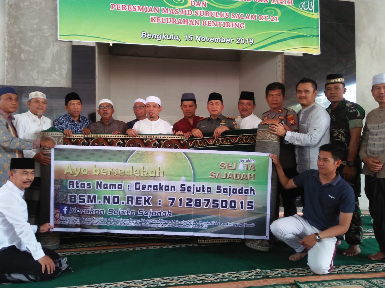 Wawali Salurkan Bantuan Sejadah ke Masjid Subulussalam 