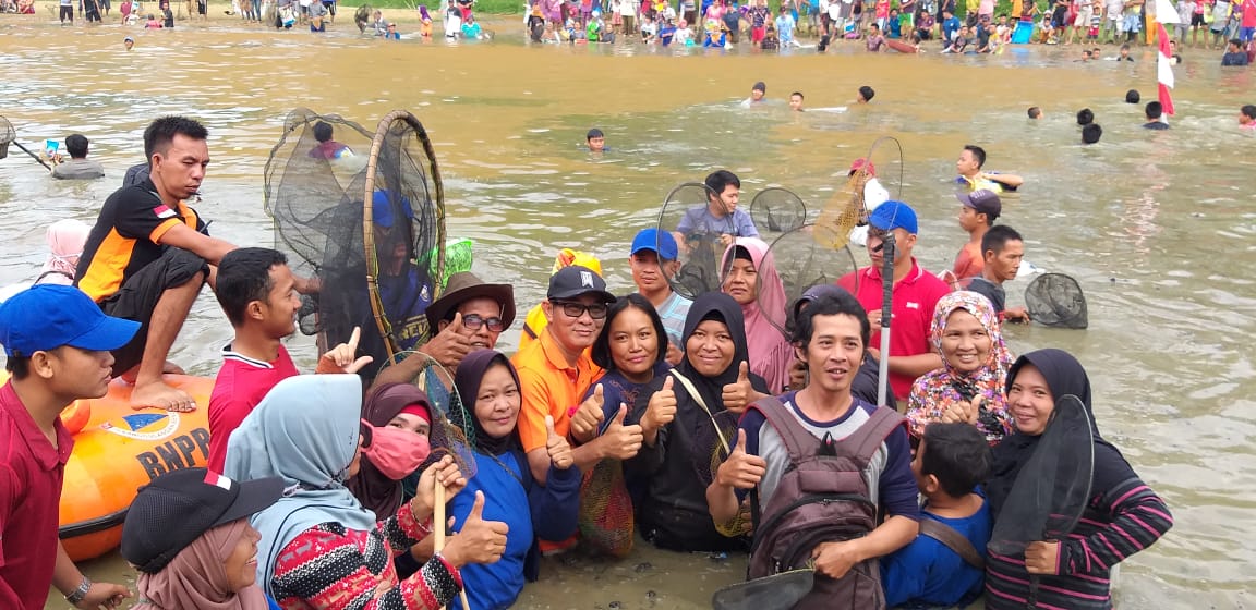 Bupati Kembali Lestarikan Budaya Nanggok Ikan
