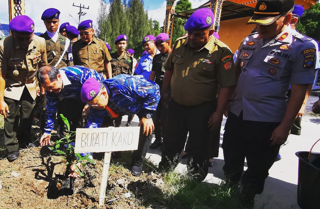 Bupati Karo Terkelin Brahmana bersama Bupati Serdang bedagai kompak melakukan penanaman pohon secara simbolis dalam rangka bakti sosial oleh  IKAYON A USU di desa  Gongsol Kecamatan Merdeka