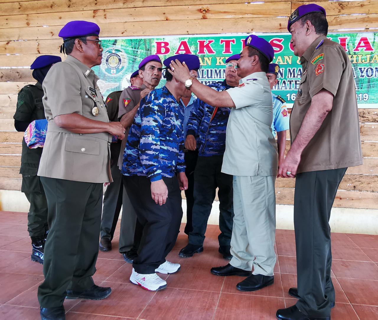 Perwakilan alumni Menwa USU Prof Dr Drs Paham Ginting MSc melakukan pemasangan baret ungu tanda kehormatan bagian keluarga Menwa USU disaksikan bupati Serdang Bedagai Ir H Soekirman dan para pengurus alumni Menwa USU