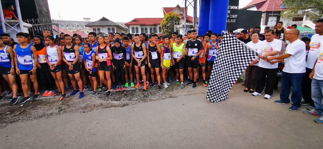 Bupati Karo Terkelin Brahmana didampingi Ketua TP PKK kab karo Ny Sariati Ketua pelaksana Hakim Torong dan Camat Kabanjahe melepas peserta lari 10 K dan lari 5 K