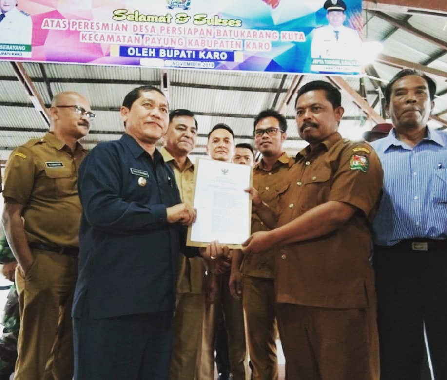 Bupati Karo Terkelin Brahmana menyerahkan SK kepada kepala desa batukarang dan PJ Kades Batukarang Kuta