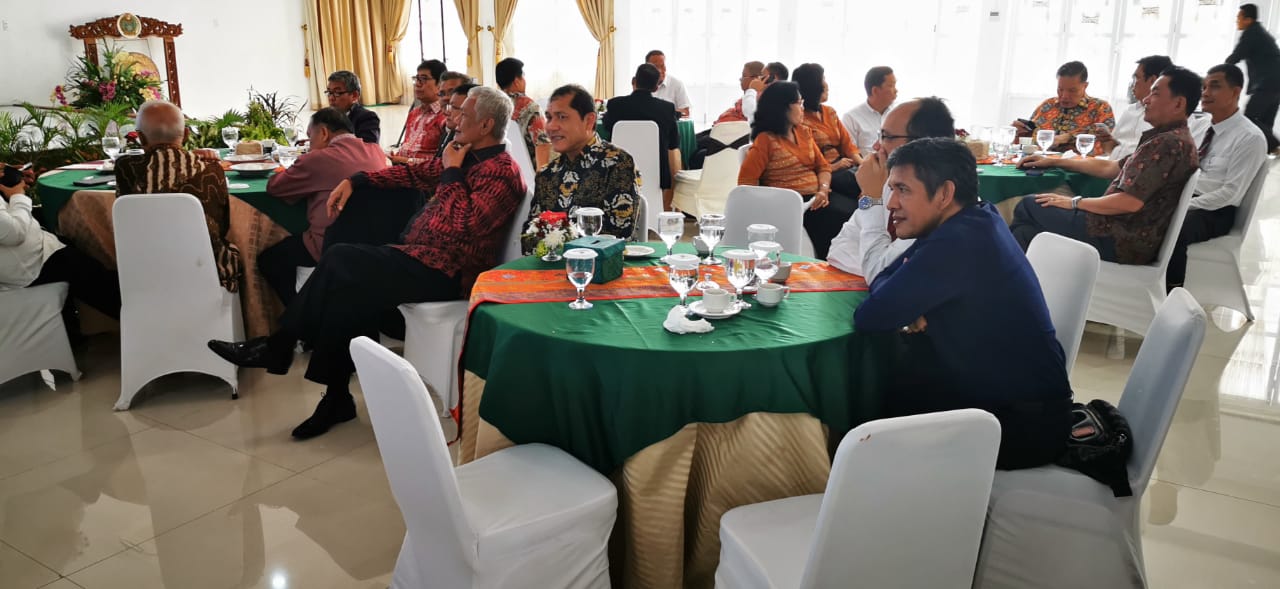 Bupati Karo Terkelin Brahmana,  mendengarkan  Gubernur Sumatera Utara Edy Rahmayadi