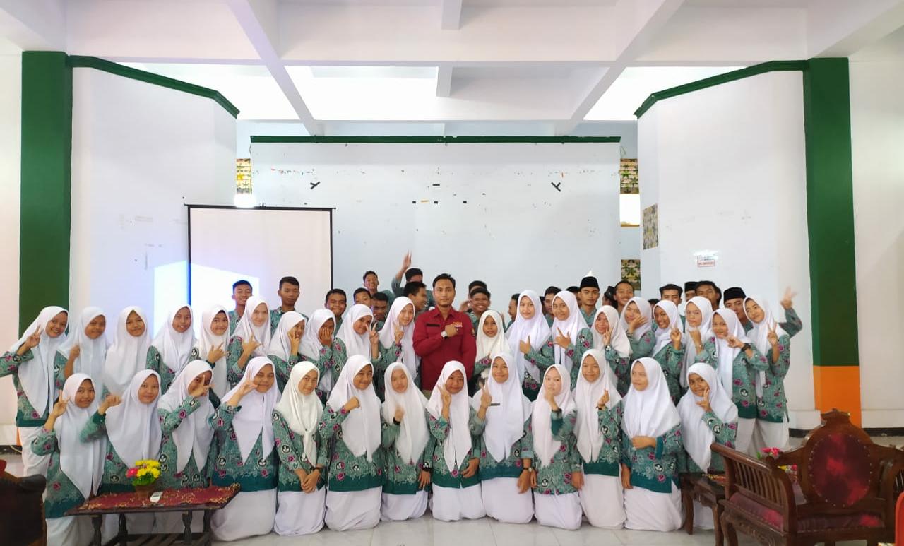 Bidang Humas Polda Bengkulu menggelar acara Jumpa Netizen serta Sosialisasi penggunaan Media Sosial Yang Cerdas di SMKN 1 Kota Bengkulu