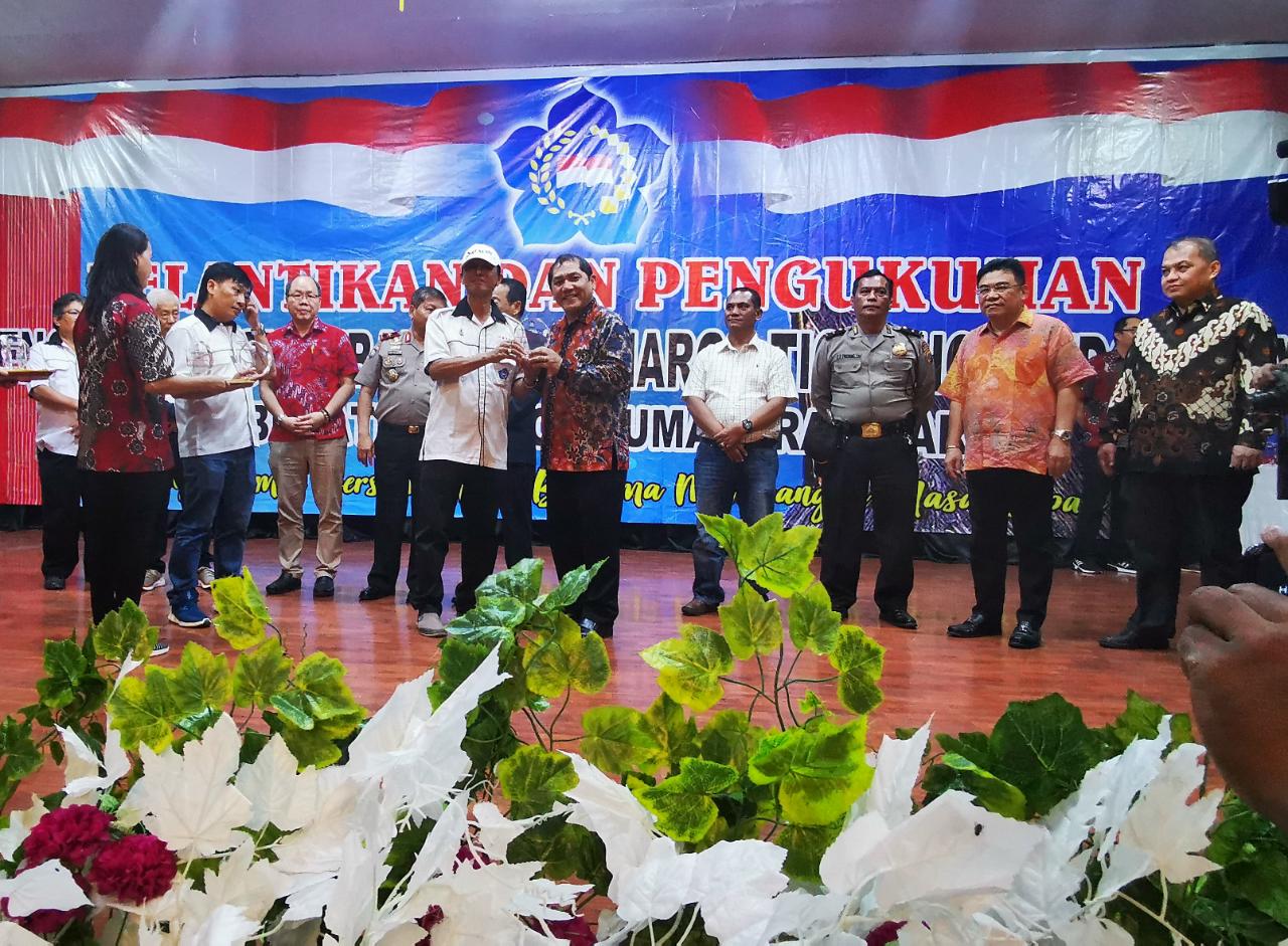 Tokoh dan sesepuh etnis Tionghoa Kabupaten Karo Alex Chandra memberikan apresiasi dan penghargaan kepada Bupati Karo Terkelin Brahmana Eddy Juandi Ketua PSMTI Sumatera Utara periode sebelumnya Tamin Sukardi yang juga dikenal owner Hotel Internasional Sibayak Berastagi dan juga Taman Simalem Resort yang diwakili keluarganya Ketua PSMTI Sumut Tongariodjo Angkasa Ginting Brigjen Pol Ricky Wakano Ginting Drs Effendy Hansen Ng Sinulingga