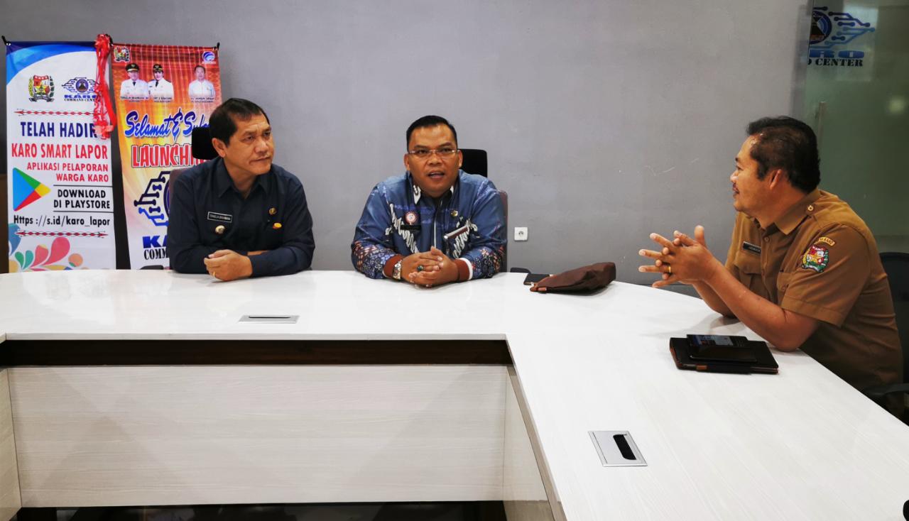 Kementrian dalam Negeri Republik Indonesia melalui Kepala  Fasilitasi Reformasi Birokrasi Sekretariat Jenderal Dr Budi Utomo SIP MSi saat berdiskusi bersama bupati Karo Terkelin Brahmana di Ruang Command Center Kominfo
