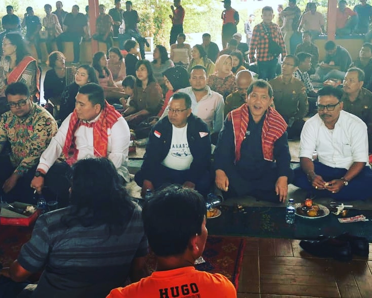 Anggota DPR RI dari Komisi V Bob Andika Mamana Sitepu duduk bersila dengan Bupati Karo Terkelin Brahmana, SH saat acara syukuran terpilihnya Bob Andika Mamana Sitepu