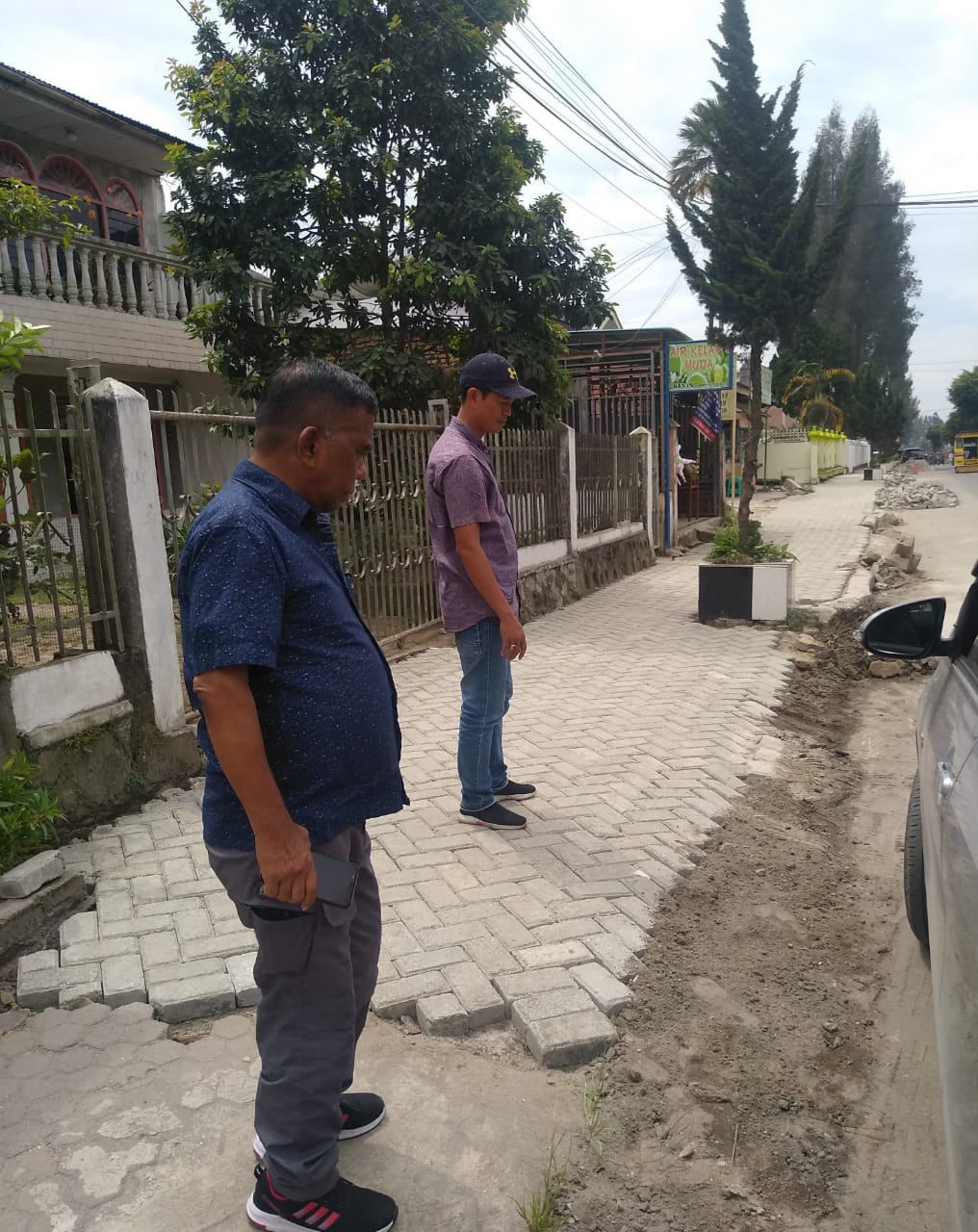 TIM Investigasi LAMI Karo saat meninjau lokasi Pekerjaan Proyek Trotoar Jalan Veteran Kabanjahe
