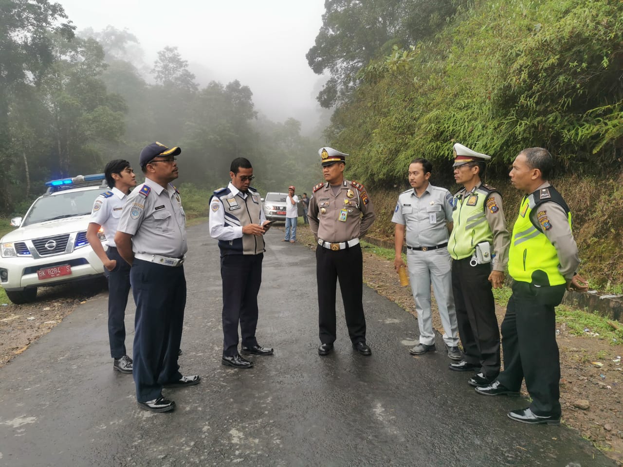 Kasatlantas Polres Tanah Karo Iptu Ridwan Harahap saat mensurvei kondisi jalan dan jalan alternatif di desa torong dan perbatasan Karo- langkat