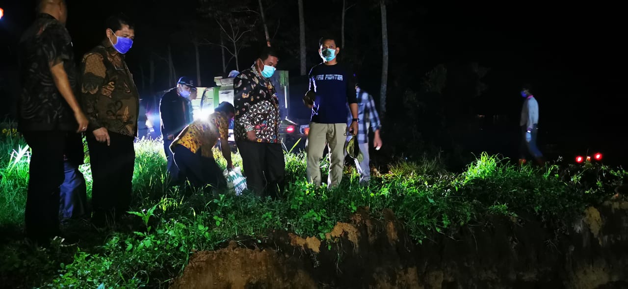 Bupati Karo Terkelin didampingi sejumlah OPD menyisir saluran parit dan ditemukan bangkai babi yang sudah bau dan membusuk