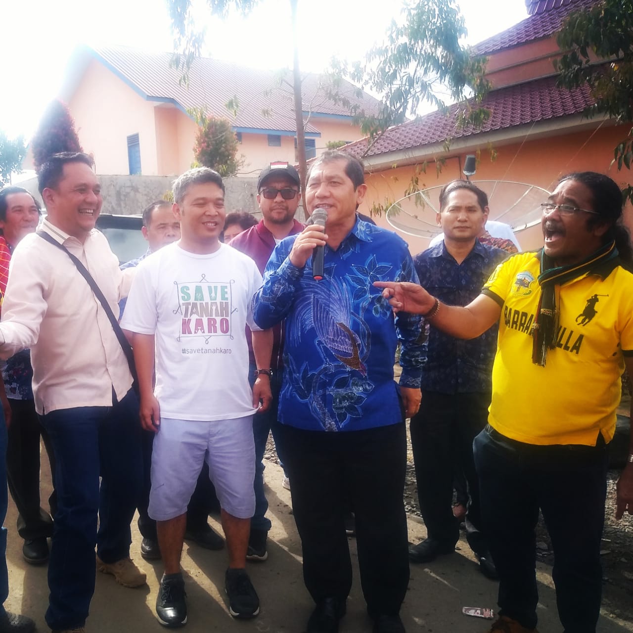 Bupati Karo Terkelin Brahmana didampingi panitia karnaval dan para Camat Se-Kabupaten Karo diarak dari jambur bakerah keliling Siosar dengan jarak tempuh 3 km