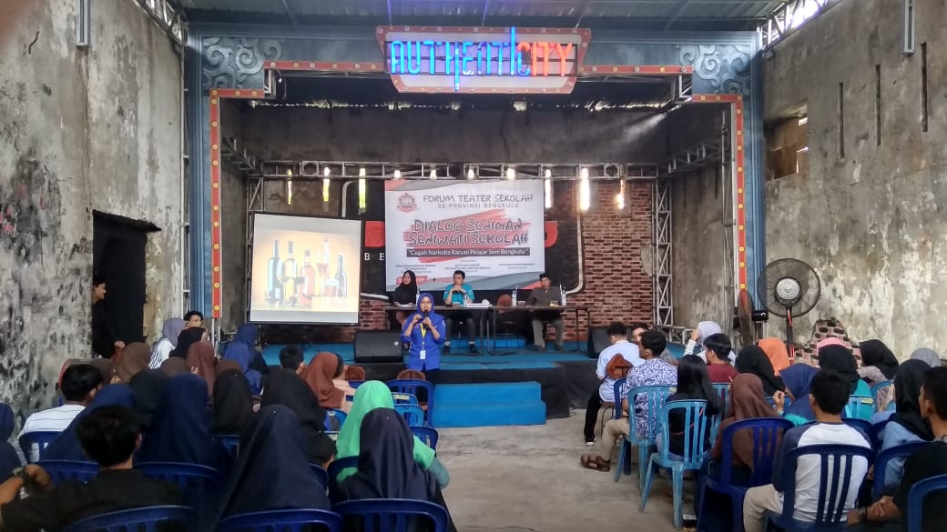 Dialog Seniman-Seniwati Sekolah di Kafe Boom Baru