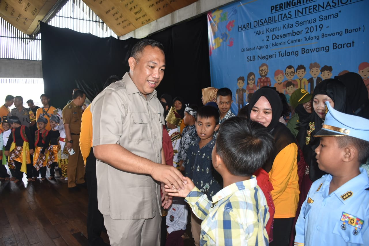 Peringatan Hari Disabilitas Bupati Umar Berbaur dengan Anak-anak