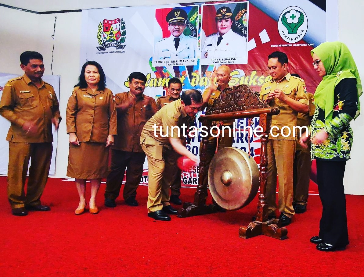 Bupati Karo Terkelin Brahmana didampingi kadis kesehatan Drg Irna safrina dan sejumlah OPD kab Karo melakukan pemukulan Gong launching resmi dibuka selanjutnya dilakukan penandatangan komitmen RAD dan pemberian penghargaan kepada puskesmas terbaik