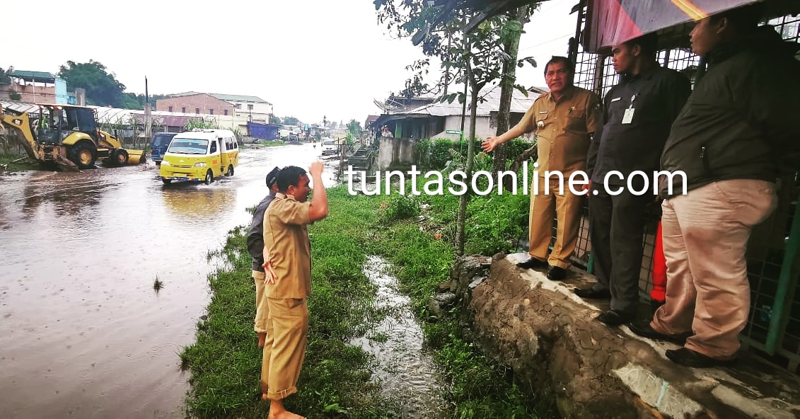 Bupati Karo Terkelin Brahmana SH didampingi camat Berastagi Mirton Ketaren mengawasi  alat berat excavator milik pemda menormalisasi parit untuk mengurangi kebanjiran di Jalan Nasional Desa Raya