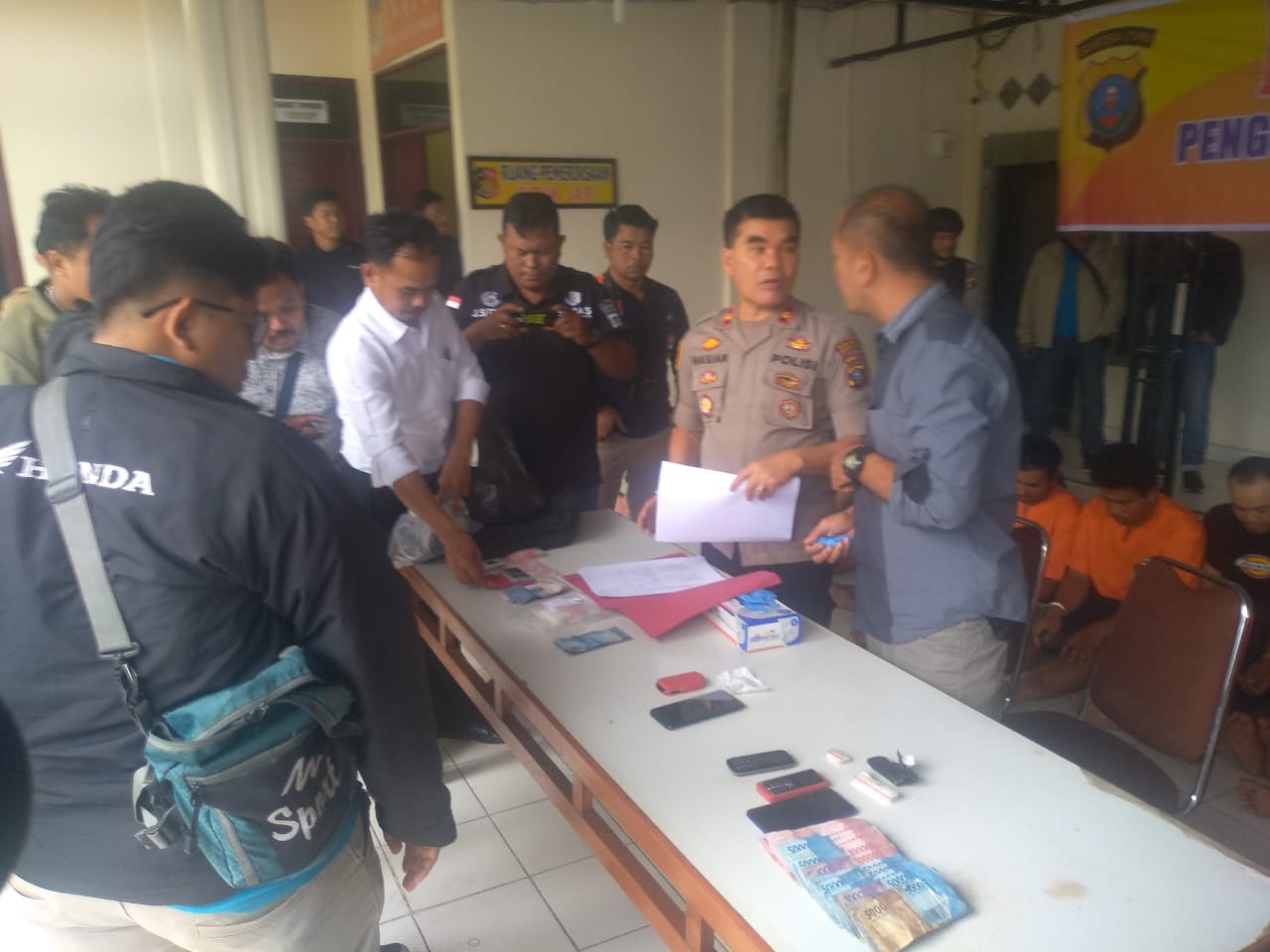 Wakapolres Kompol Hasian Panggabean didampingi AKP Ras Maju Tarigan SH Kasat Narkoba Polres Tanah Karo, saat konferensi pers di halaman kantor Polres Tanah Karo Senin (09/12) pukul 15 : 30 wib