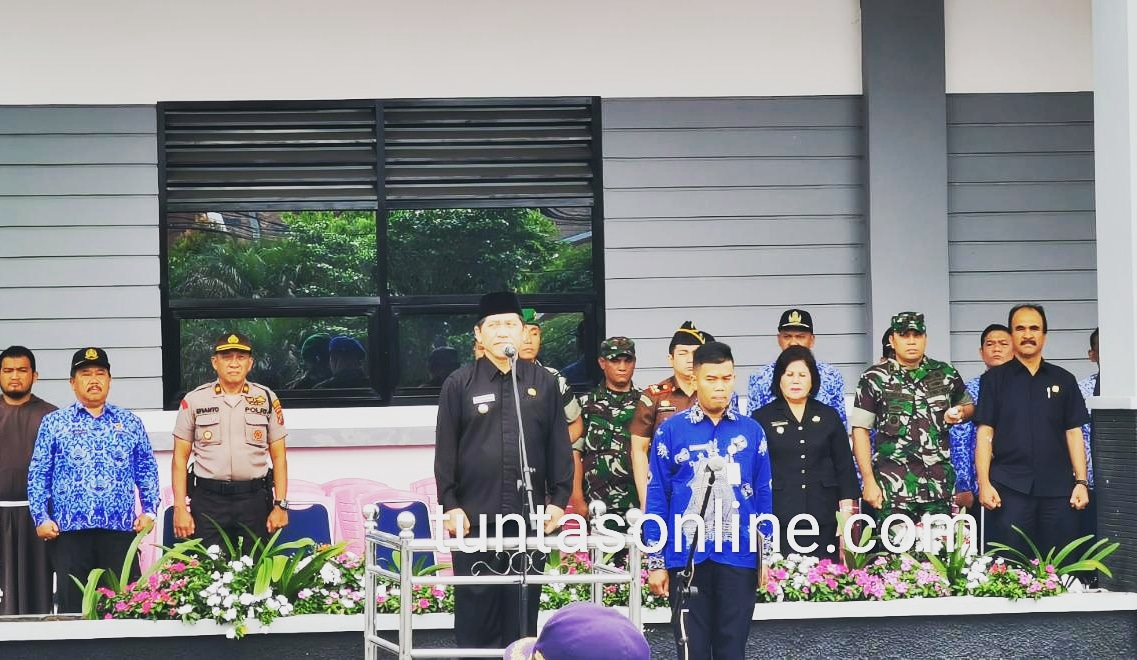Bupati Karo Terkelin Brahmana SH Irup dalam Hari Nusantara 2019 di halaman Kantor Bupati Karo
