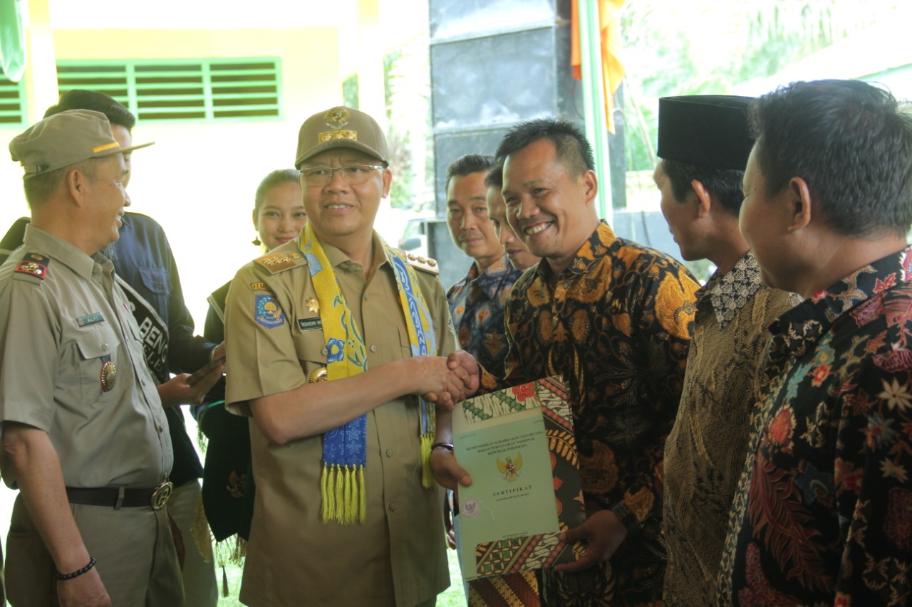 Warga 4 Kecamatan di Bengkulu Utara Terima Sertifikat Redistribusi Tanah Gubernur Rohidin