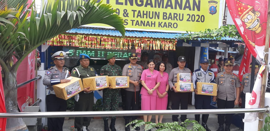 Kapolres Tanah Karo bersama dengan Ibu Bhayangkari Karo melakukan cek pos pengamanan Natal dan Tahun Baru