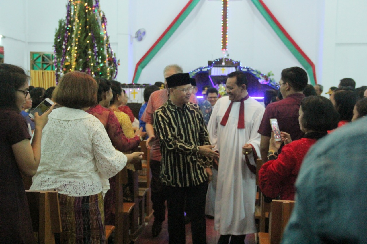 Tinjau Perayaan Natal Gubernur Rohidin Minta Rasa Persatuan Diperteguh