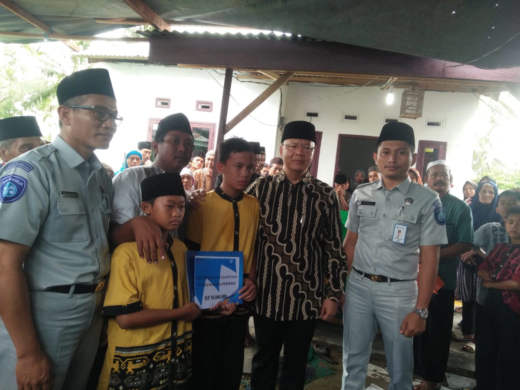 Gubernur Rohidin dan Kepala Jasa Raharja Santuni Keluarga Korban Bus Sriwijaya