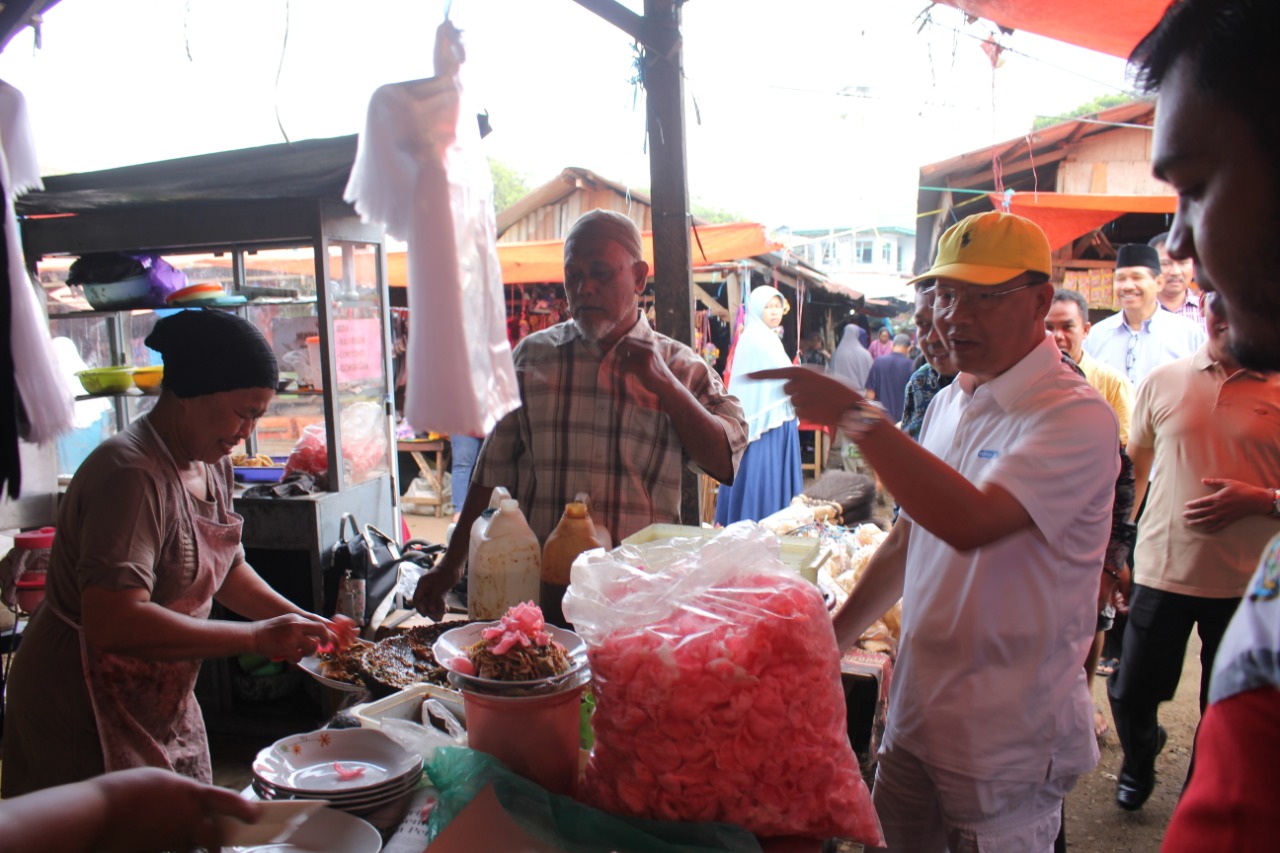 Blusukan ke Pasar Purwodadi Gubernur Rohidin Berbaur dan Makan Bersama Warga
