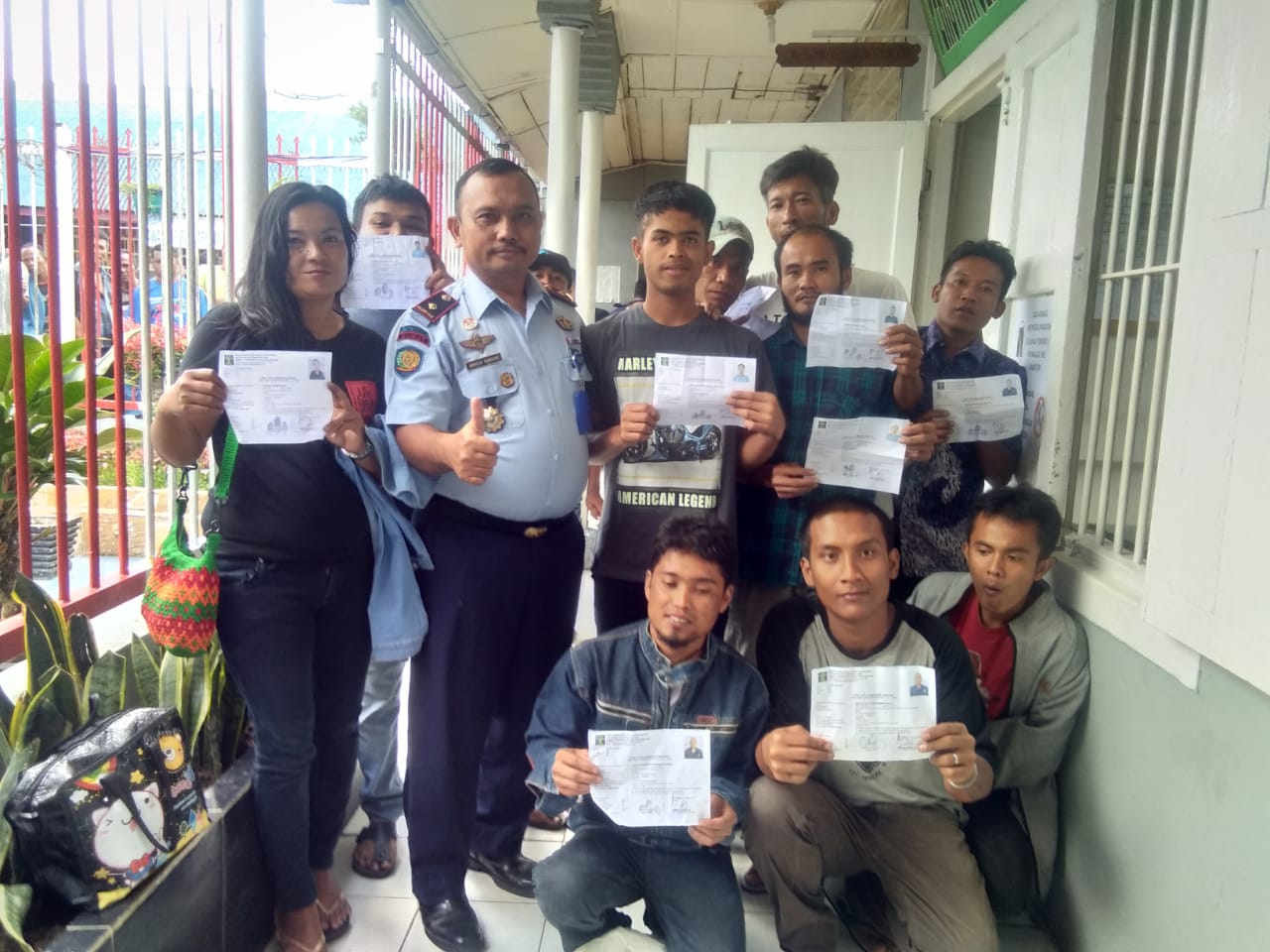 10 Warga Binaan yang Bebas Cress Program PB Foto bersama dengan Ka.Rutan Simson Bangun SH di areal Rutan Kelas IIB Kabanjahe