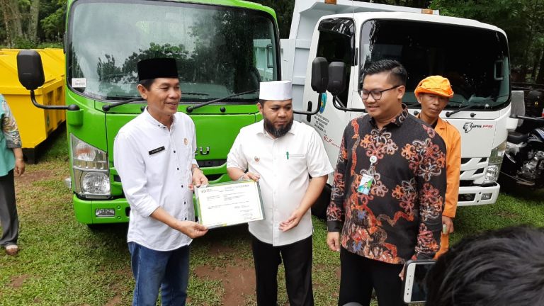 Walikota Salurkan Alat dan Sarana Kebersihan