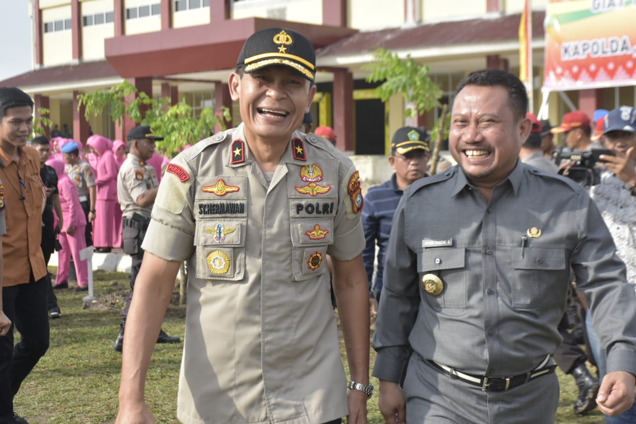 Bupati Kampar bersama Wakapolda Tanam Pohon Serentak di SPN Polda Riau