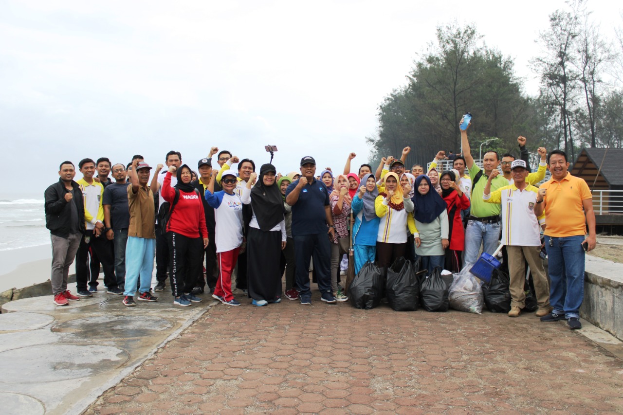 Gelar Bersih Pantai Kadis Kominfotik Ajak Jaga Kebersihan