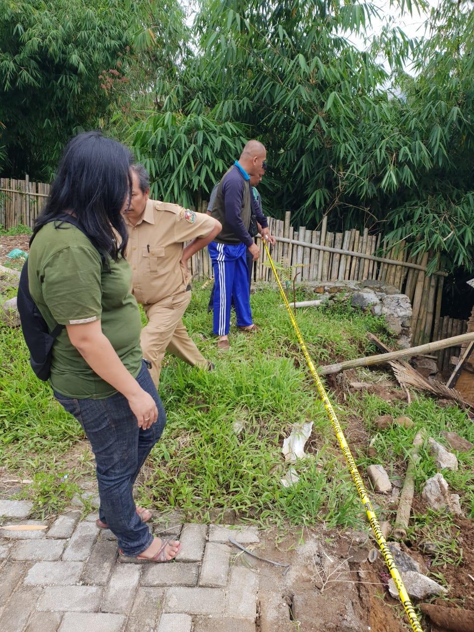 Reskrim Polres Tanah Karo didampingi saksi ahli dari Dinas PU Karo melakukan olah TKP lanjutan