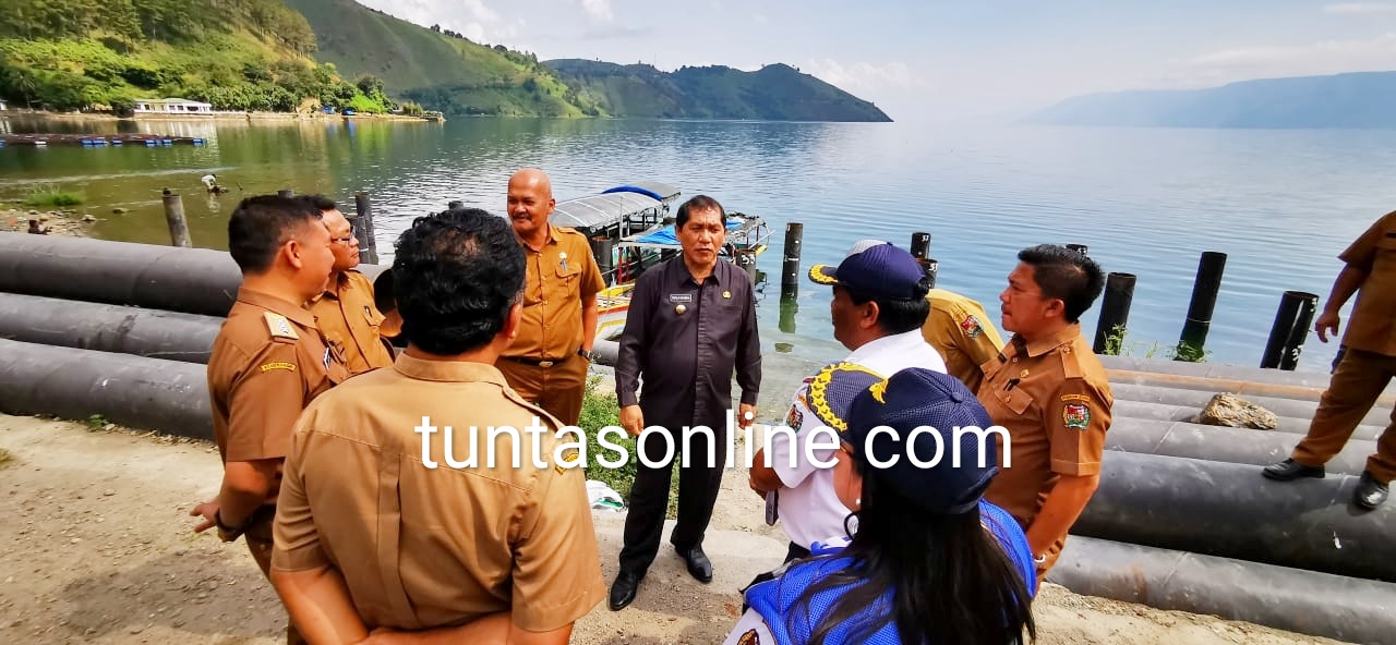 Bupati karo Terkelin Brahmana didampingi sejumlah OPD dan Kepala desa Tongging meninjau lokasi pembangunan  Dermaga tahap I dan diteruskan ke tahap II